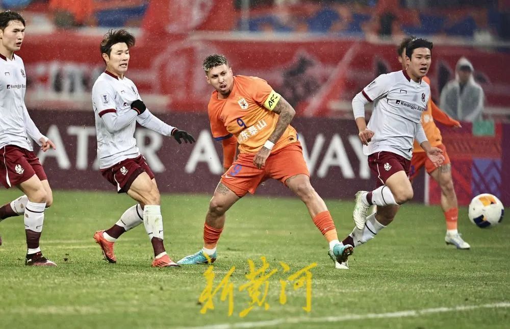 国内外球迷热情争睹亚冠巅峰对决