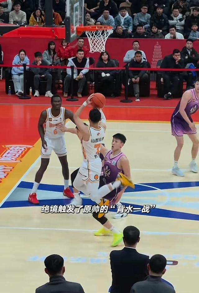 一场激烈的篮球比赛激发球迷热情